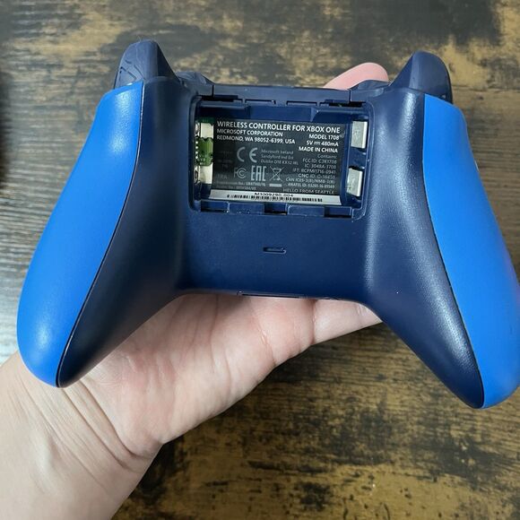 Lot of 3 Microsoft Xbox One Controllers – For Parts or Repair (Untested) - Picture 7 of 11